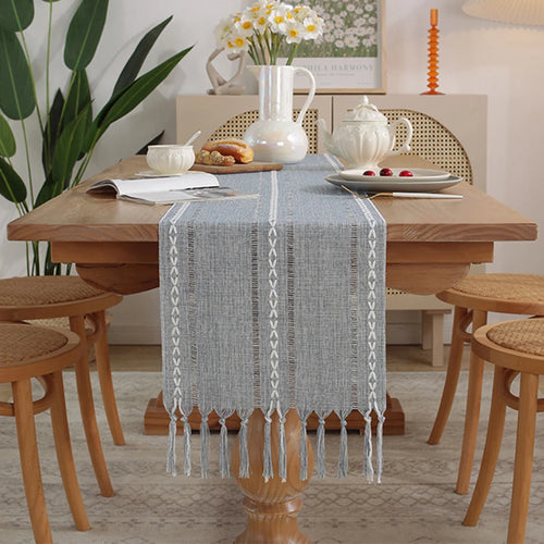 Chemin de table brodé bohème avec pompons tissés - vue 7 sur 7