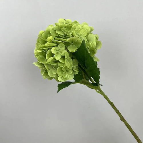 décoration de mariage fleurs artificielles hortensias et roses rouges