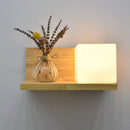 LED-Wandleuchte aus Holz mit nordischem Pflanzengefäß