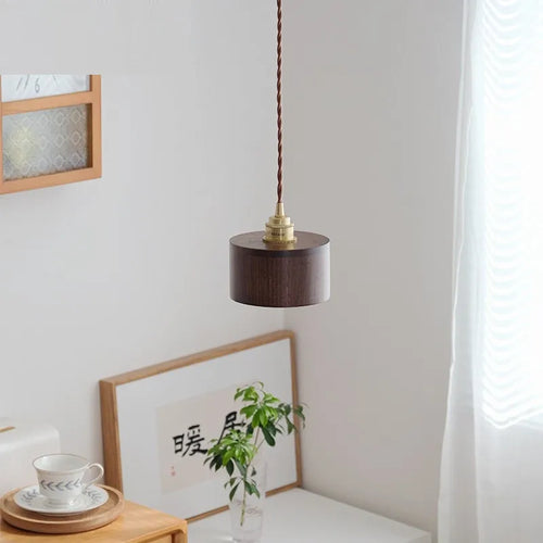 suspension en bois moderne nordique avec luminaire en laiton