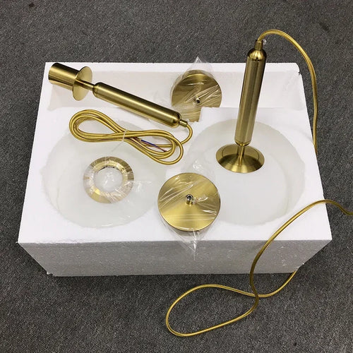 Moderne Pendelleuchte mit goldfarbenem Glas-Kugel-Lampenschirm - vue 4 sur 12