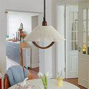 Design-Pendelleuchte aus Holz für ein elegantes Interieur