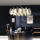 LED-Kronleuchter im Art-Déco-Stil mit weißen und grauen Federn