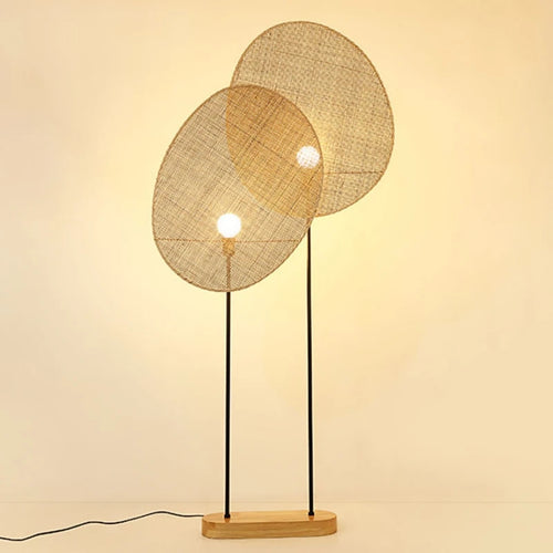 Stehleuchte aus geflochtenem Rattan im asiatischen Stil für modernes Interieur