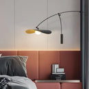 Minimalistische Wandleuchte mit langem, drehbarem Arm für die Leseecke