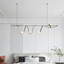 Minimalistische LED-Pendelleuchte in Gold mit dekorativem Design