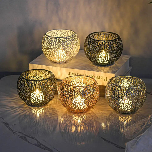 bougeoirs en métal doré au design complexe pour décoration élégante