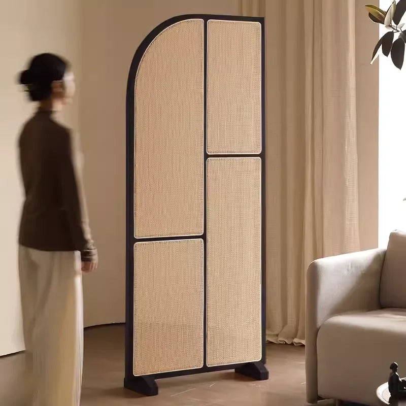 Japanese-style solid wood rattan screen partition is opposite the door to the home, living room entrance is blocked, and mobile