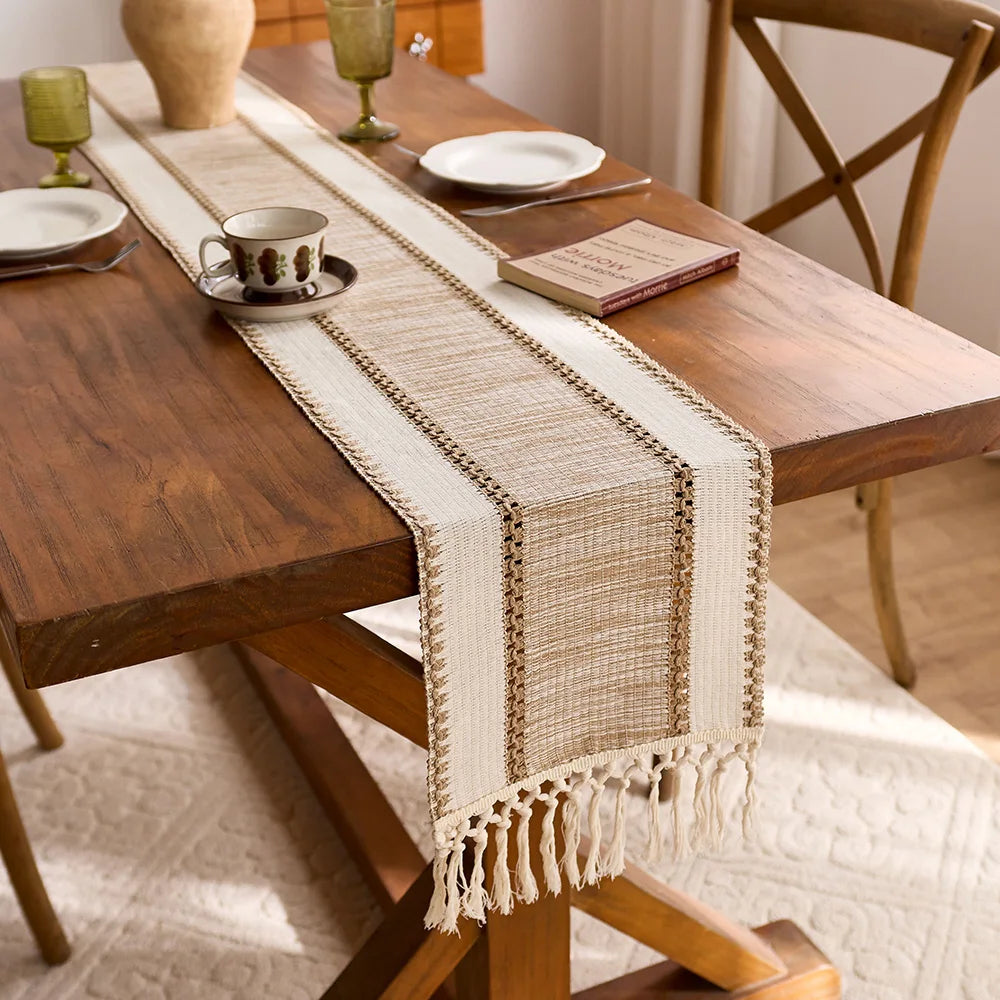 Chemin de table bohème macramé kaki à pompons - vue 4 sur 7