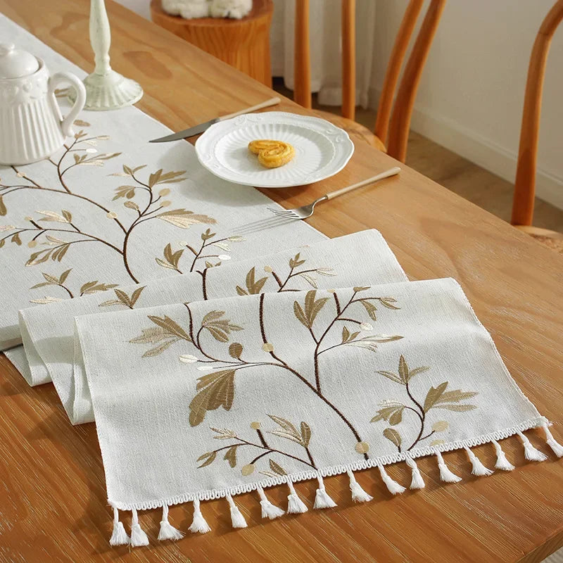 Chemin de table coton lin brodé fleuri pompons - vue 5 sur 5