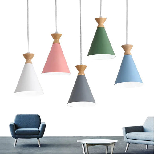 Moderne Pendelleuchte in minimalistischer Hornform für die Beleuchtung von Kochinseln
