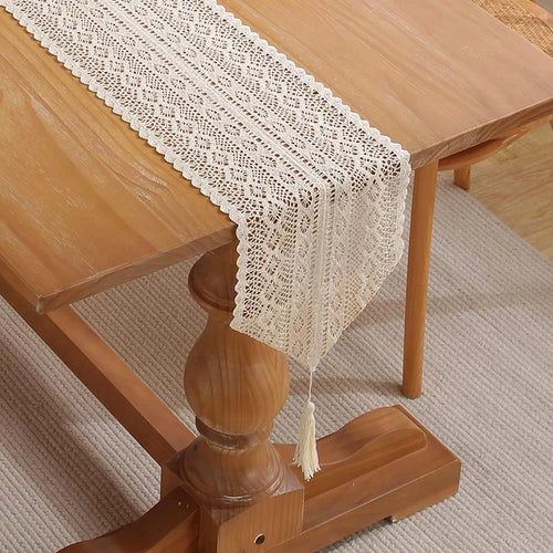 Chemin de table dentelle crochet beige bohème pompons - vue 4 sur 6