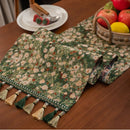 Chemin de table vert floral style campagne pompons
