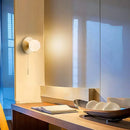 Postmoderne Wandleuchte Gold mit nordischer Glaskugel
