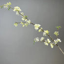 décoration de table en fleurs artificielles et saule neige