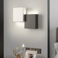Moderne minimalistische Wandleuchte in luxuriöser Langstreifen-Optik