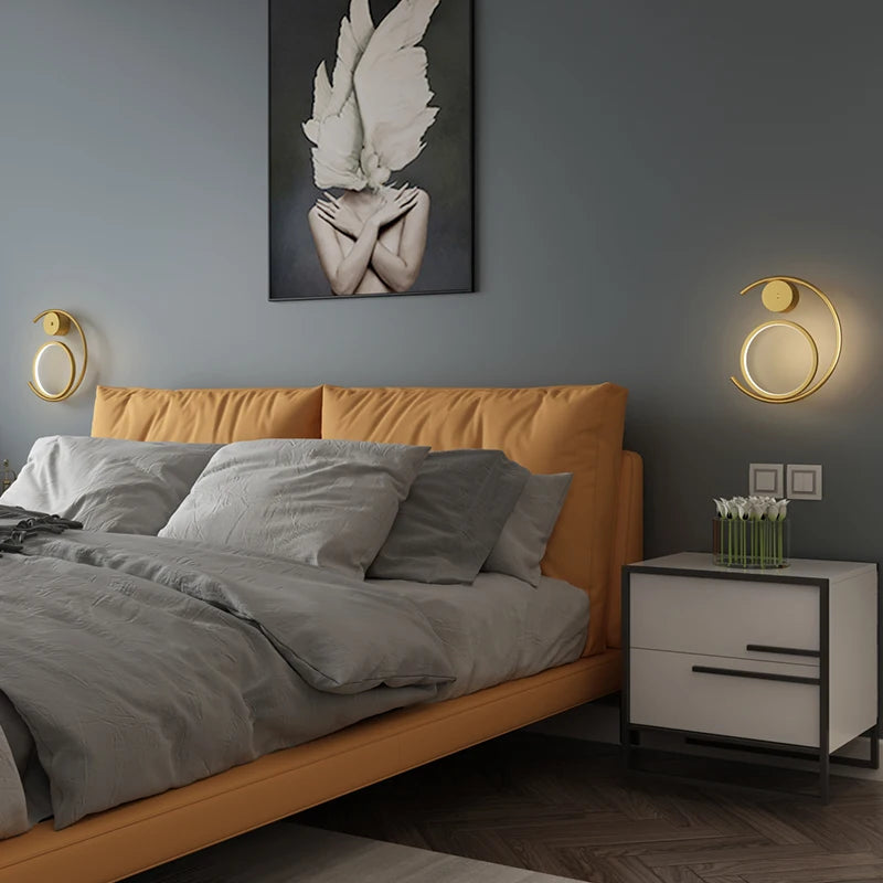 Moderne Wandleuchte aus goldfarbenem Metall für eine minimalistische Atmosphäre - vue 3 sur 8