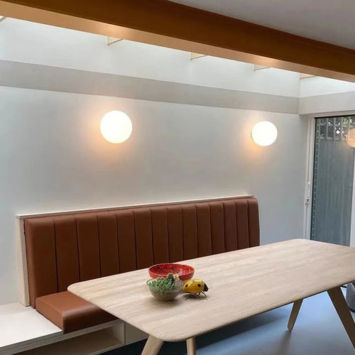 Moderne Glas-Kugelwandleuchte mit verstecktem Sockel für vielseitige Anwendungen - vue 4 sur 8
