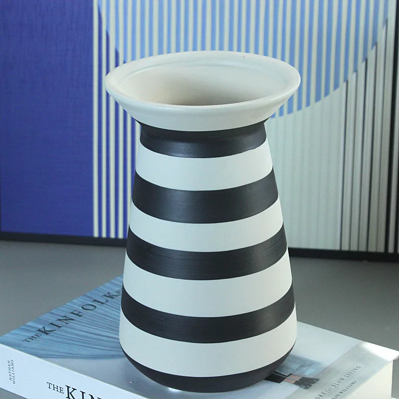 vase en céramique à rayures géométriques pour décoration intérieure - vue 7 sur 8