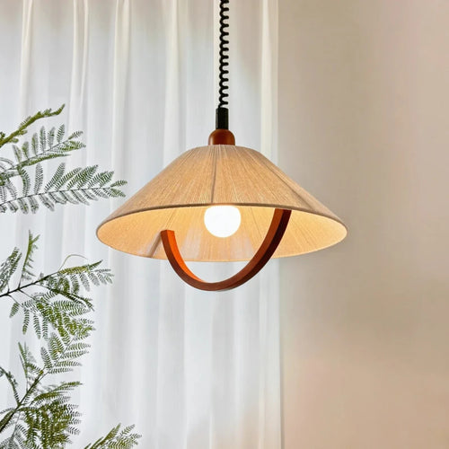 Design-Pendelleuchte aus Holz für ein elegantes Interieur