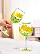 Verres vin rouge hauts motifs floraux main trois
