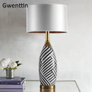 Moderne Tischlampe aus Keramik mit Zebramuster für Innendekoration