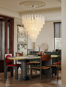 Pendelleuchte aus farbigem Glas mit dekorativem Blatt für ein stilvolles Interieur