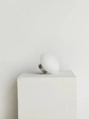 Minimalistische Glas-Wandleuchte für moderne Innenräume