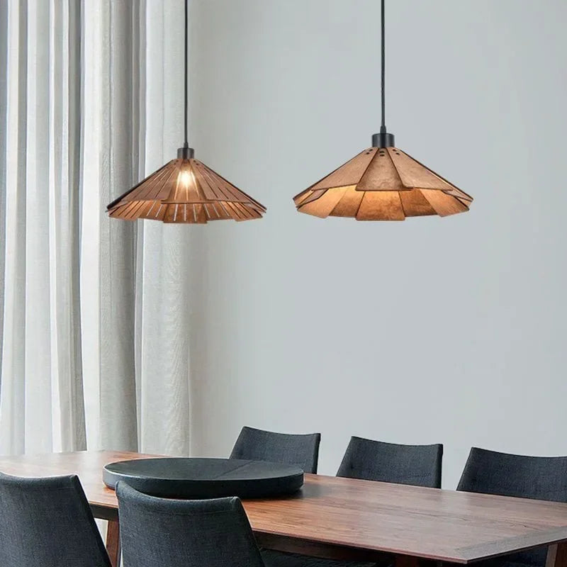 Minimalistischer Kronleuchter aus Walnussholz für modernes Vintage-Interieur - vue 3 sur 14