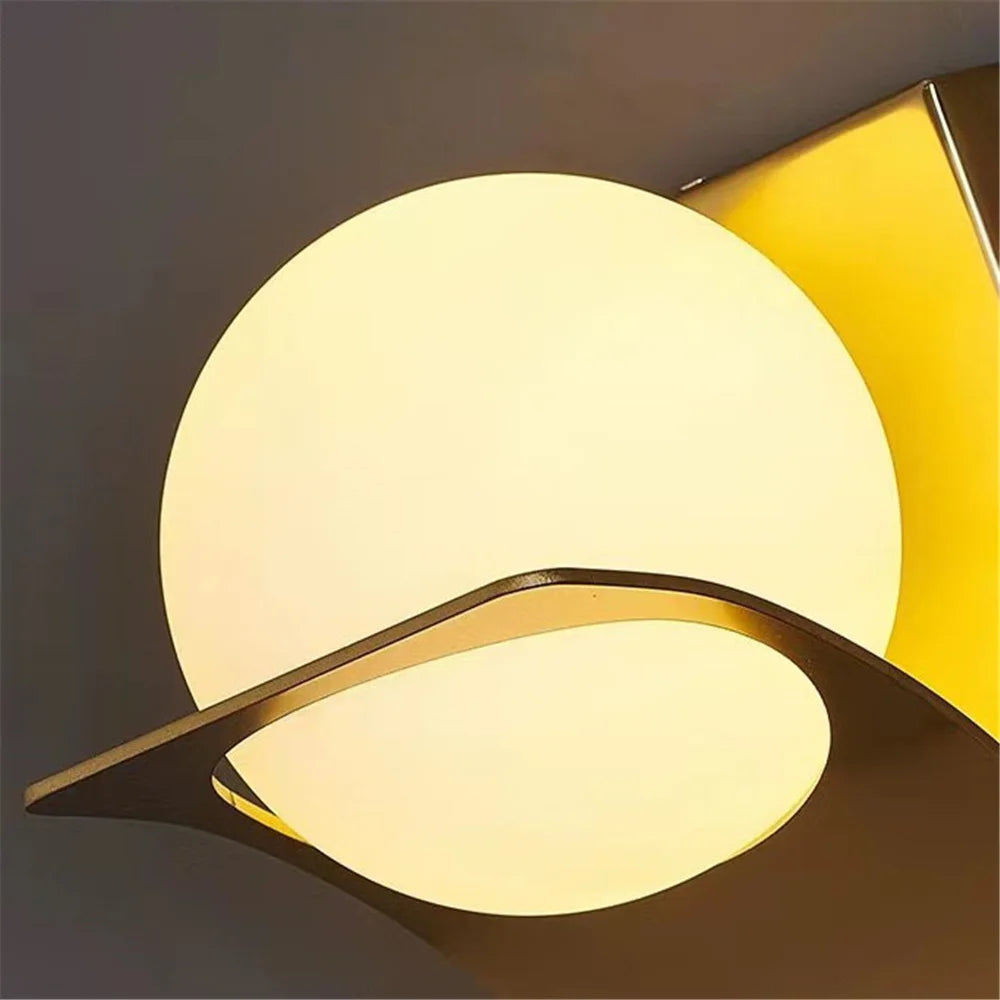 applique murale en métal doré avec boule de verre design élégant - vue 5 sur 6