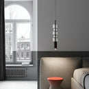 Moderne Pendelleuchte aus klarem Glas mit goldfarbenem und schwarzem Metall