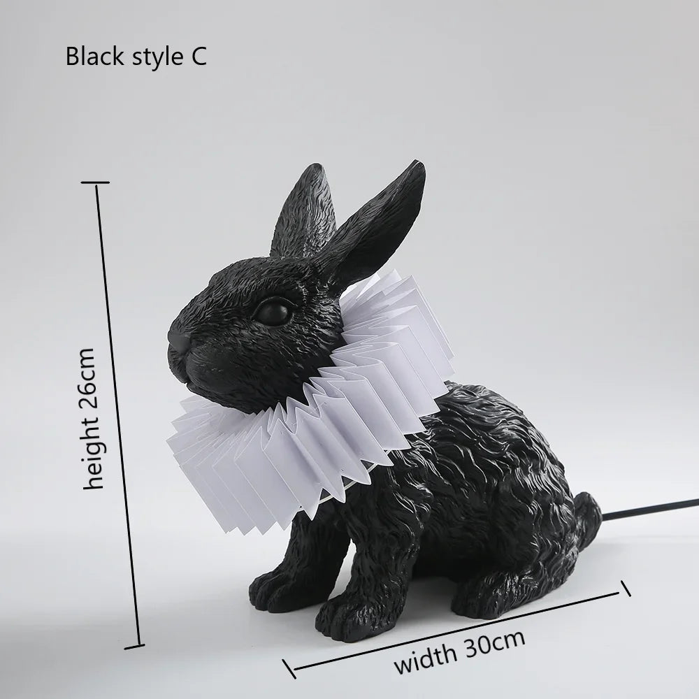 Kreative Tischlampe aus Resin mit dekorativem Hasenschal