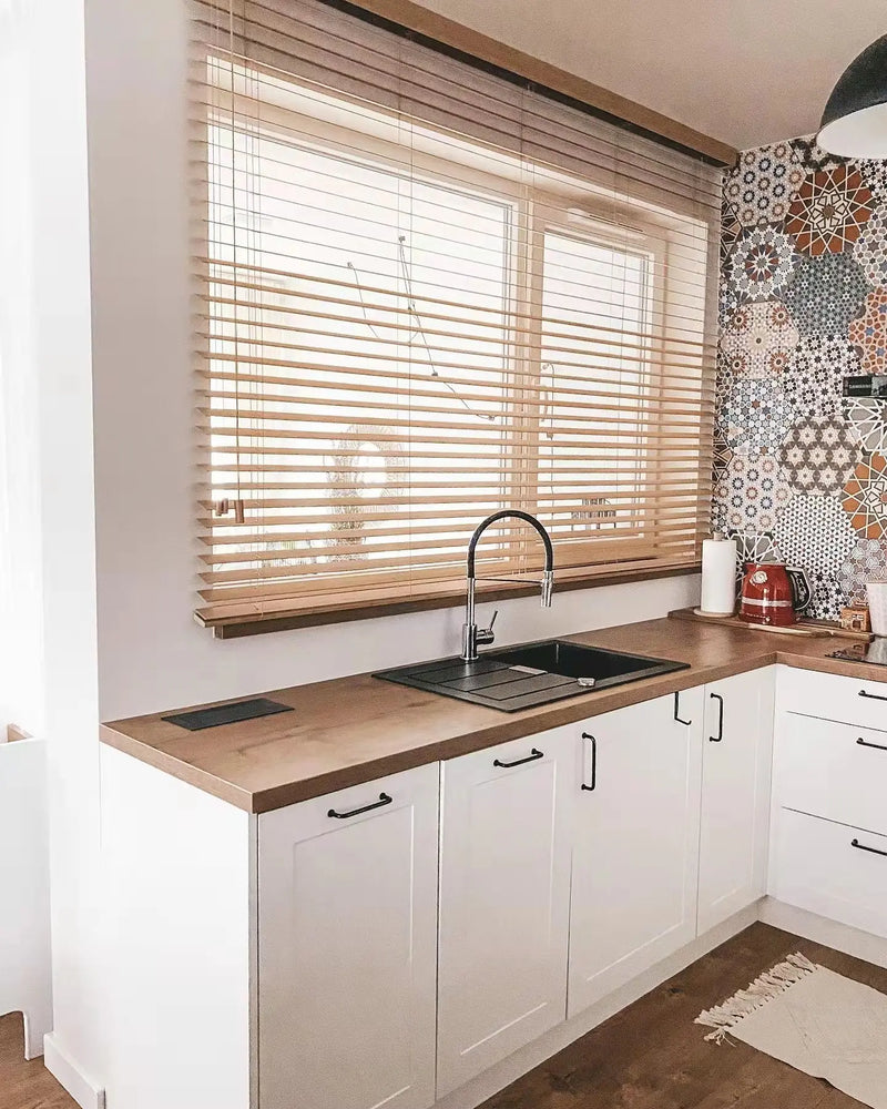 Store vénitien motorisé bois sur mesure salon chambre