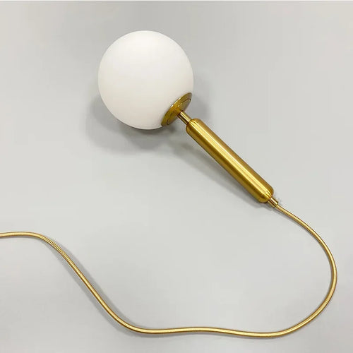 Moderne Pendelleuchte mit goldfarbenem Glas-Kugel-Lampenschirm - vue 2 sur 12