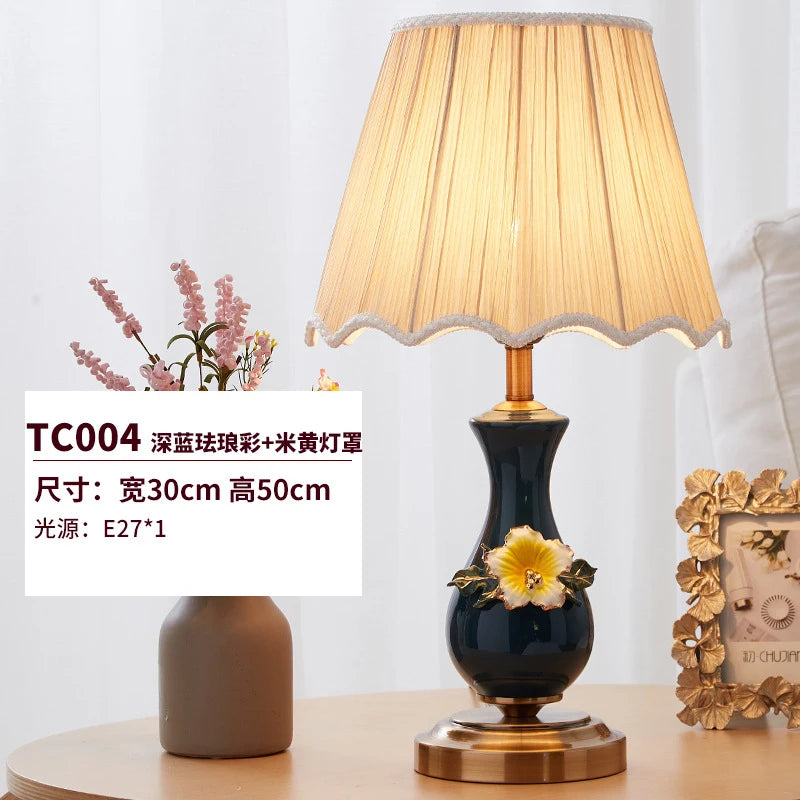 Tischlampe aus farbiger Keramik für die Innendekoration