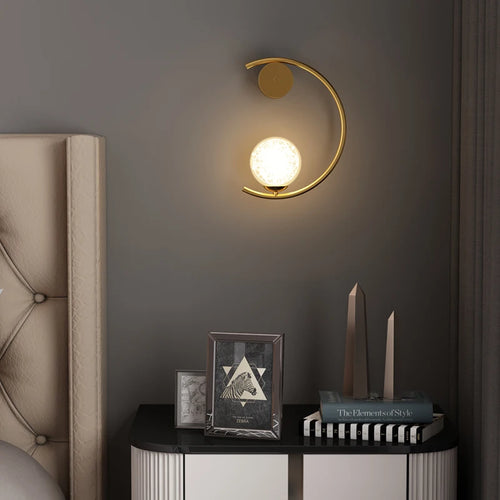 Moderne Wandleuchte aus goldfarbenem Metall für eine minimalistische Atmosphäre - vue 3 sur 8