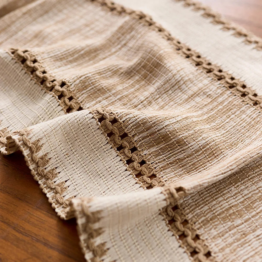 Chemin de table bohème macramé kaki à pompons - vue 5 sur 7
