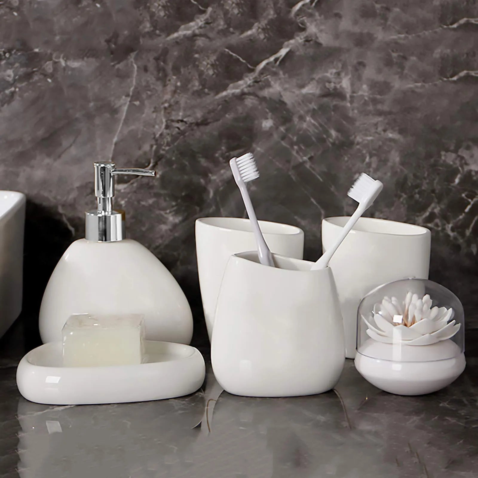 ensemble daccessoires en céramique pour salle de bain de luxe - vue 2 sur 12