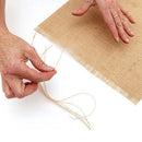 Chemin de table en jute à pompons rustique
