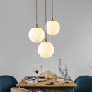 Minimalistische Pendelleuchte aus Messing mit milchglas Orbe