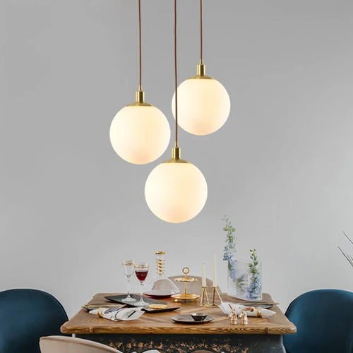 Minimalistische Pendelleuchte aus Messing mit milchglas Orbe - vue 4 sur 9