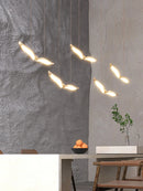 Moderner Kronleuchter als Pendelleuchte für kreative und minimalistische Atmosphäre