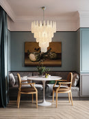 Pendelleuchte aus farbigem Glas mit dekorativem Blatt für ein stilvolles Interieur