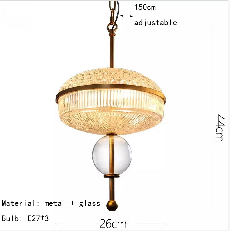 Kreative Pendelleuchte aus Champagnerglas und goldfarbenem Metall 3.000 K