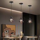 Moderne Retro-Pendelleuchte mit Spiral-Lampenschirm