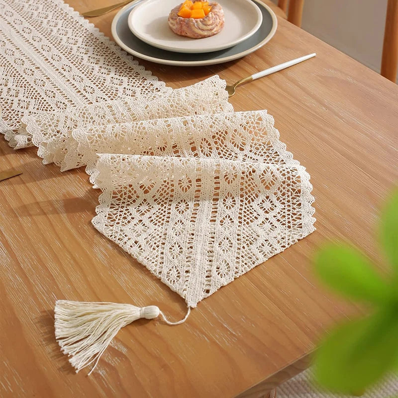 Chemin de table dentelle crochet bohème écru pompons - vue 4 sur 6