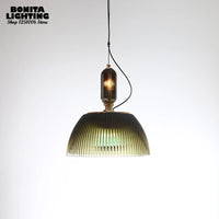 Pendelleuchte aus skulpturiertem Glas im Retro-Stil mit modernem Flair