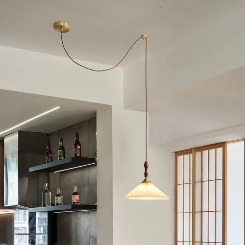 lustre vintage japonais avec abat-jour plissé en noyer
