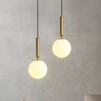 Moderne Pendelleuchte mit goldfarbenem Glas-Kugel-Lampenschirm