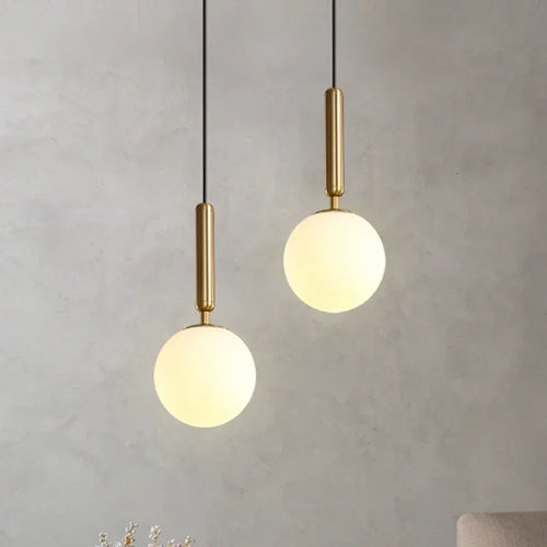 Moderne Pendelleuchte mit goldfarbenem Glas-Kugel-Lampenschirm